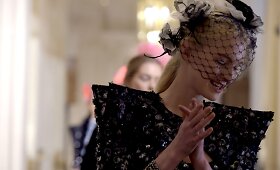 &bdquo;Chanel&ldquo; Paryžiuje pristatė pasaki&scaron;ką tarpsezoninę kolekciją &bdquo;M&eacute;tiers d&rsquo;Art&ldquo;