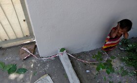 Moteris Indijoje priversta savo dukrą palikti priri&scaron;tą prie akmens, kol su vyru dirba statybose