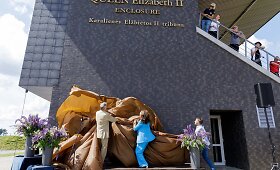 Lazdijuose esančio hipodromo tribūnai suteiktas karalienės Elizabeth II vardas 