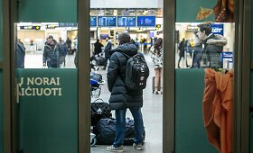 I&scaron; Lietuvos prie&scaron; karantiną i&scaron;skubantys žmonės suplūdo į Vilniaus oro uostą