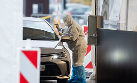 Mobilusis koronaviruso patikros punktas prie Siemens arenos Vilniuje
