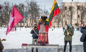Skandalingoji mokytoja Astra sukvietė būrelį koronaskeptikų į Luki&scaron;kių aik&scaron;tę