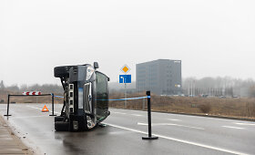 Vikingų gatvėje apvirtęs automobilis