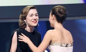 Lietuvos aktorei Aistei Diržiūtei &ndash; apdovanojimas i&scaron; Natalie Portman rankų