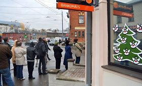 Pasklidus gandams Latvijoje prie &bdquo;Swedbank&ldquo; bankomatų nusidriekė eilės