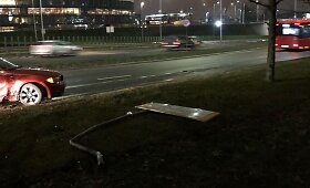 Geležinio Vilko gatvėje vaikinas nesuvaldė BMW: trenkėsi į stulpą