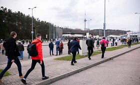 Prie vakcinavimo centro &bdquo;Litexpo&ldquo; nutysusi žmonių eilė