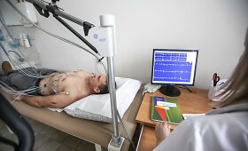 Teikiama sveikatos priežiūros pagalba Alytuje su gaisru kovojusiems ugniagesiams