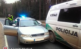 Girtas vairuotojas sprukdamas nuo pareigūnų atsitrenkė į jų automobilį