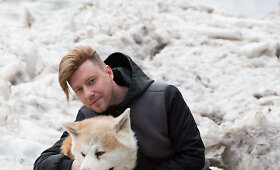 Sasha Song naujoje fotosesijoje įsiamžino su savo augintiniais