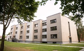 Atnaujintas bendrabutis Ukmergėje ir sklypai būsimiems namams