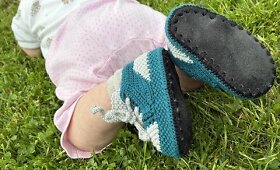 Vasarą &ndash; nerti, žiemą &ndash; velti: kaunietė Lina kuria i&scaron;skirtinius rankų darbo batus