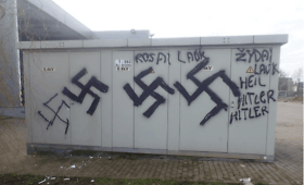 Sulaikytas vyras pai&scaron;ęs antisemitinius simbolius bei &scaron;ūkius