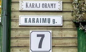 Sostinės Žvėryno Karaimų gatvėje atidengtas gatvės puo&scaron;ybos elementas karaimų kalba