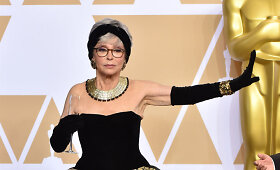 Rita Moreno &bdquo;Oskarų&ldquo; apdovanojimuose vilkėjo tą pačią suknelę, kaip ir prie&scaron; 56 metus