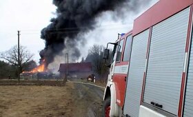 Ukmergės rajone sudegė ūkinis pastatas, ugniagesiai spėjo i&scaron;gelbėti &scaron;unį