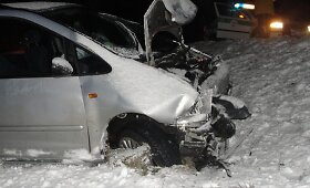 Kelyje &Scaron;iauliai-Palanga susidūrė du automobiliai ir vilkikas