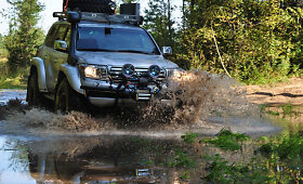 Kariuomenės įsigyti &scaron;arvuoti visureigiai &bdquo;Toyota Land Cruiser&ldquo; padidins karių saugumą