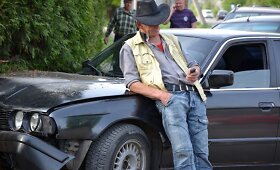 Girtutėlis &bdquo;kaubojus&ldquo; su BMW Neveronyse taranavo tvorą