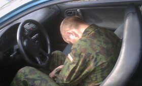 Sudaužytas &bdquo;Mazda&ldquo; automobilis, kuriame užsnūdo kari&scaron;kis