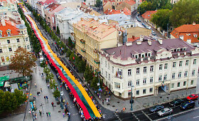 Gedimino prospektu buvo ne&scaron;ama 1000 metrų ilgumo Lietuvos trispalvė 