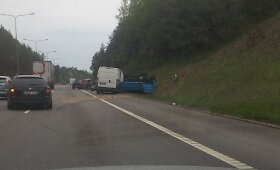Prie Rykantų po susidūrimo su mikroautobusu apvirto sunkvežimis