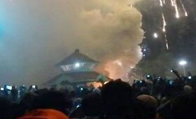 Tragedija Indijoje: kilus gaisrui &scaron;ventykloje žuvo mažiausiai 80 žmonių