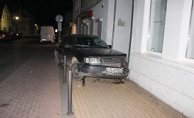 Vagis Jurbarke įkliuvo sudaužęs vogtą automobilį