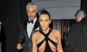 Kim Kardashian suknelė be vietos vaizduotei