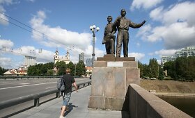 Vilniuje dažais vėl apta&scaron;kytos Žaliojo tilto skulptūros