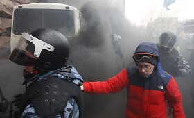 Prie Kijevo miesto administracijos pastato protestuotojai susirėmė su Ukrainos milicija 