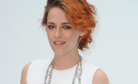 &bdquo;Chanel&ldquo; kolekcijos pristatyme Kristen Stewart pasirodė su nauja &scaron;ukuosena