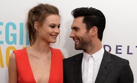 Kine debiutuojantis Adamas Levine'as filmo &bdquo;Dar kartą, i&scaron; naujo&ldquo; premjeroje dalyvavo su sužadėtine Behati Prinsloo