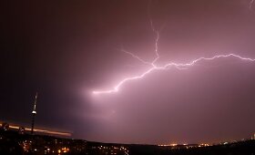 Dangus Vilnių plakė &scaron;imtais žaibų