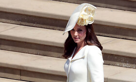 Kate Middleton karali&scaron;kose vestuvėse ketvirtą kartą vilkėjo tuo pačiu paltu