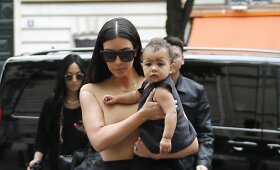 Vestuvėms besiruo&scaron;ianti Kim Kardashian su dukrele North vaik&scaron;tinėjo po Paryžių