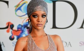 CFDA apdovanojimuose Rihanna pasirodė su visi&scaron;kai perregima suknele