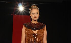 Rūta Elžbieta Mazurevičiūtė pozuoja vilkėdama gintarinę suknelę