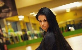 Seksuali Indrės Burlinskaitės ir Gretos Lebedevos fotosesija sporto klube