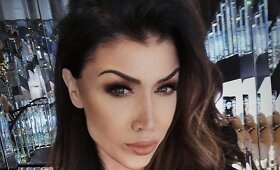 Modelis Katie Price apgavo juvelyrę Elvyrą Monginienę