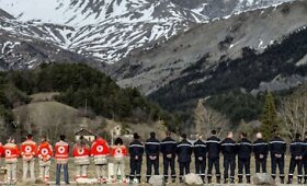 Minint &bdquo;Germanwings&ldquo; lainerio katastrofos metines &scaron;imtai žmonių susirinko prie sudužimo vietos