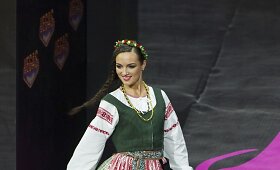 Simona Burbaitė kartu su kitomis &bdquo;Mis Visata 2013&ldquo; dalyvėmis demonstravo nacionalinius kostiumus
