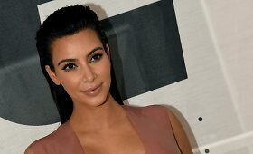 Nė&scaron;čia Kim Kardashian įsispraudė į seksualią lateksinę suknelę
