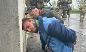 Mirtini &scaron;ūviai į policininkus Ukrainoje: sulaikyti įtariamieji tėvas ir sūnus