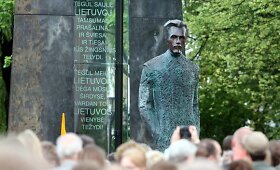 Atidengtas paminklas V.Kudirkai