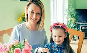 Viktorija Mauručaitė margina margučius su dukra
