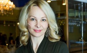 Žinomos moterys pristatė &scaron;ilko skraisčių ir &scaron;alių kolekciją
