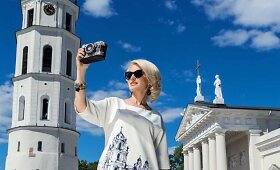 Viktorija Jakučinskaitė sukūrė sukneles su Vilniaus motyvais