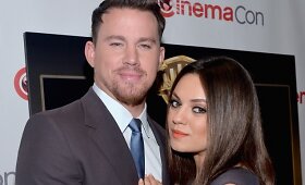 Pirmagimio besilaukianti Mila Kunis pirmą kartą žengė raudonuoju kilimu