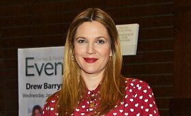 Drew Barrymore Los Andželo knygyne dalino savo autografus